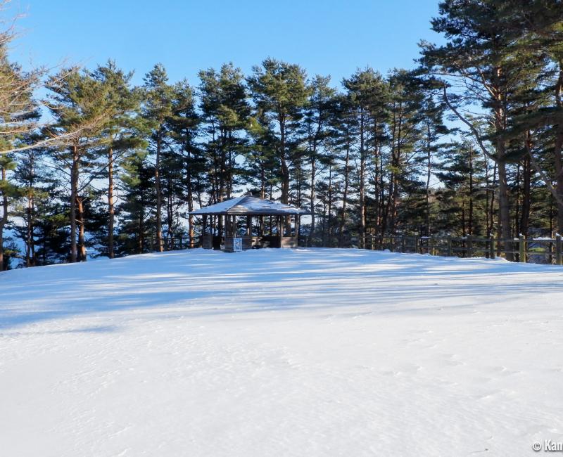 Kitayamazaki Cliffs (Tohoku), Shelter with a view on the ocean in winter Kitayamazaki Cliffs (Tohoku), Shelter with a view on the ocean in winter