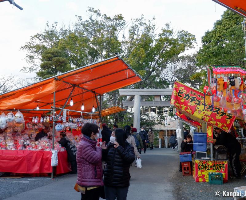 Myoho-ji (Fuji City), Daruma dolls stand and street food stalls during Bishamonten Taisai Festival Myoho-ji (Fuji City), Daruma dolls stand and street food stalls during Bishamonten Taisai Festival