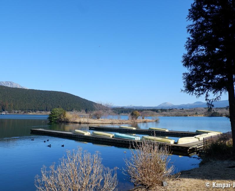 Lake Tanuki (Fujinomiya), Boats for rent to row on the lake Lake Tanuki (Fujinomiya), Boats for rent to row on the lake