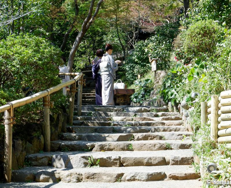 Chinzan-so Teien (Tokyo), Alley of the garden and women wearing kimono Chinzan-so Teien (Tokyo), Alley of the garden and women wearing kimono