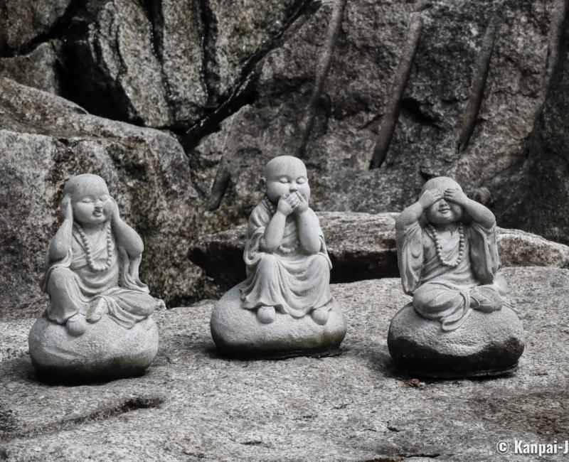 Rokkaku-do (Kyoto), Monks' statues mimicking the Apes of Wisdom