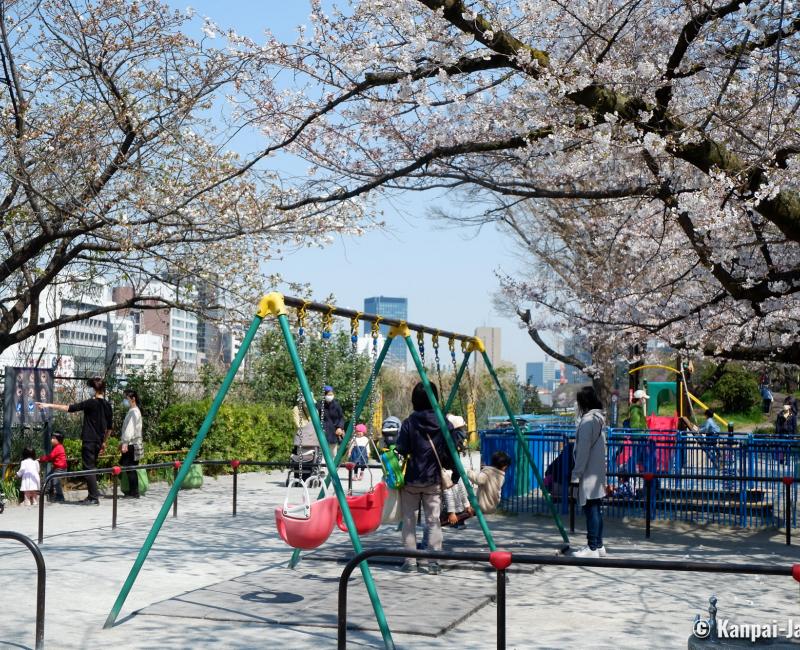 Sotobori Park (Tokyo), Children's playground under the blooming cherry trees Sotobori Park (Tokyo), Children's playground under the blooming cherry trees