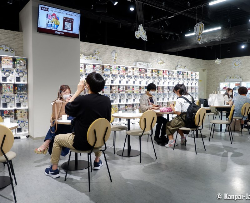 Gashapon no Depato Ikebukuro, Space to relax in the shop