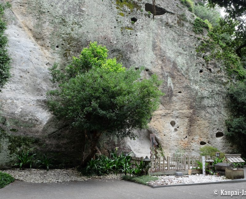 Kumano (Mie), Rock used as the main hall in Hana-no-Iwaya shrine