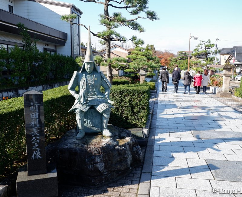 Zuiryu-ji (Takaoka), Statue of Maeda Toshinaga on the way to the temple
