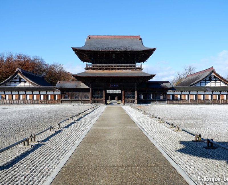 Zuiryu-ji (Takaoka), Sanmon Gate and dry garden