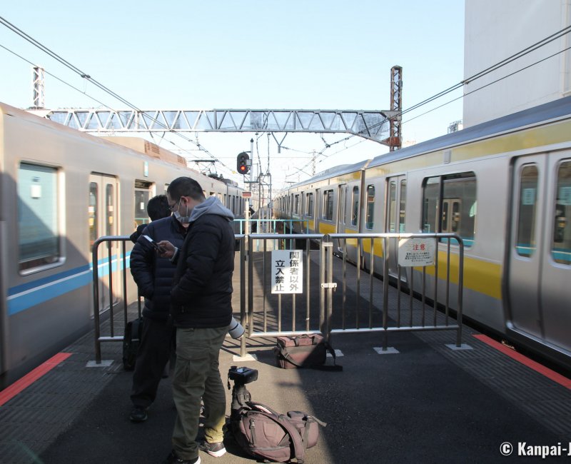 Asagaya Station (Tokyo), Tori-tetsu taking pictures of trains
