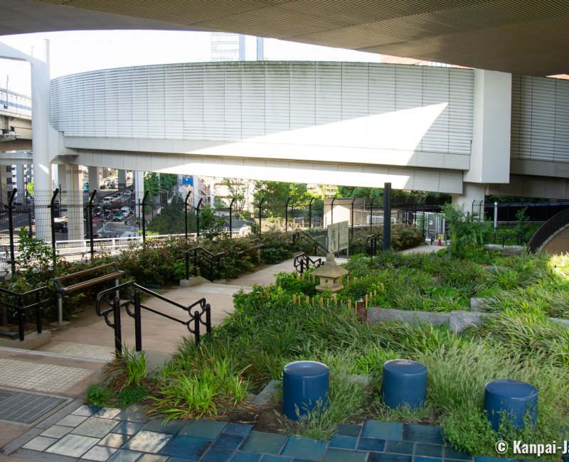 Meguro Sky Garden, Stairway at the entrance of the suspended garden