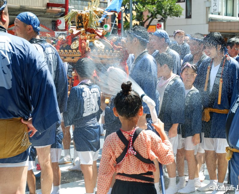 Fukagawa Hachiman Matsuri, Little girl spraying water on the matsuri participants