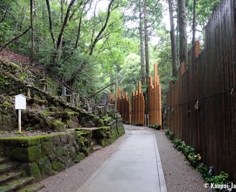Kongosho-ji (Ise, Mount Asama), Okunoin and the graveyard