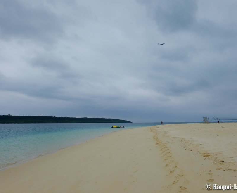Yonaha-Maehama Beach (Miyako-jima), View on the sand and the planes