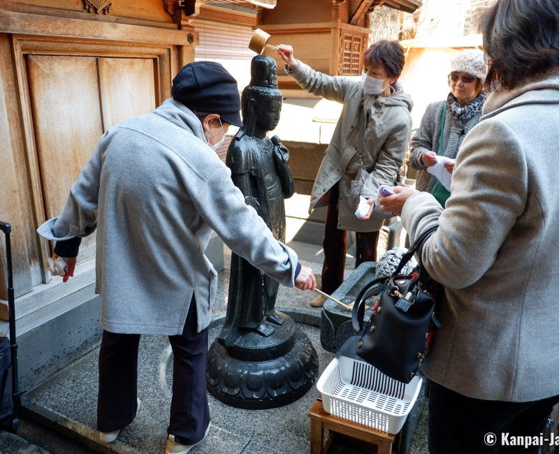 Sugamo (Tokyo), Worshipers pouring water on the Arai Kannon statue at Kogan-ji temple