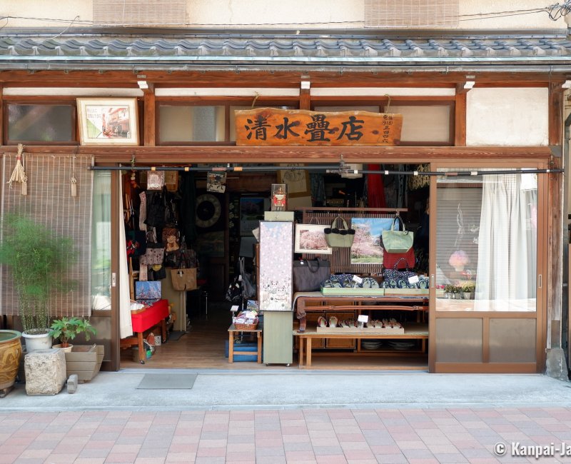 Sugamo (Tokyo), Traditional shop in the neighborhood