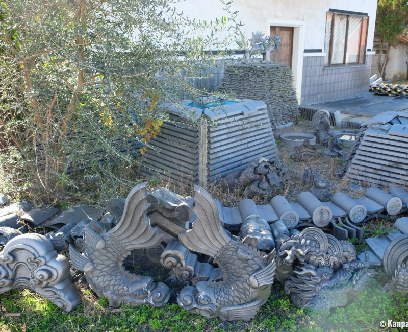 Koyo Seiga (Himeji), Ibushi tiles and traditional ceramic decorations Koyo Seiga (Himeji), Ibushi tiles and traditional ceramic decorations