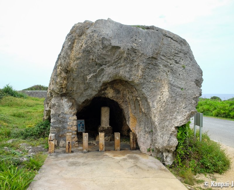 Higashi-Hennazaki Cape (Miyako-jima), "Mamuya's Grave" (Mamuya-no-haka) Higashi-Hennazaki Cape (Miyako-jima), "Mamuya's Grave" (Mamuya-no-haka)