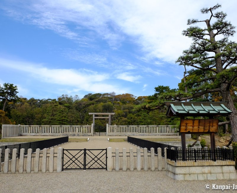 Daisen Park (Sakai, Osaka), Shrine and entrance of Daisen-ryo Kofun (Emperor Nintoku's mausoleum) Daisen Park (Sakai, Osaka), Shrine and entrance of Daisen-ryo Kofun (Emperor Nintoku's mausoleum)