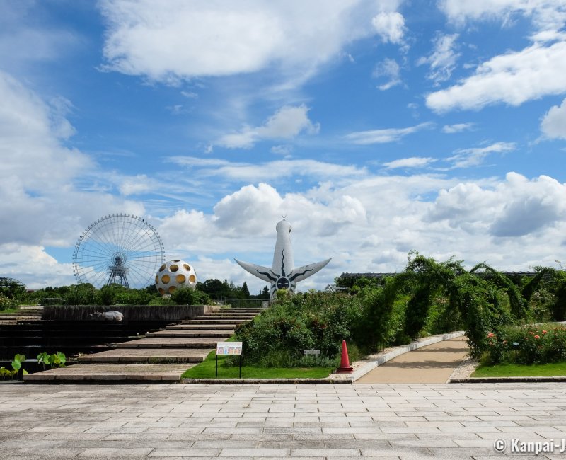 Expo'70 Park (Osaka), Rose garden, view on the Tower of the Sun and LaLaport EXPOCITY Ferris wheel