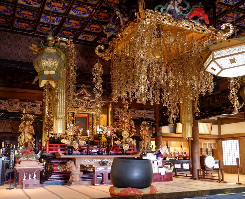 Ryuko-ji (Enoshima), Praying altar and Buddhist decorations