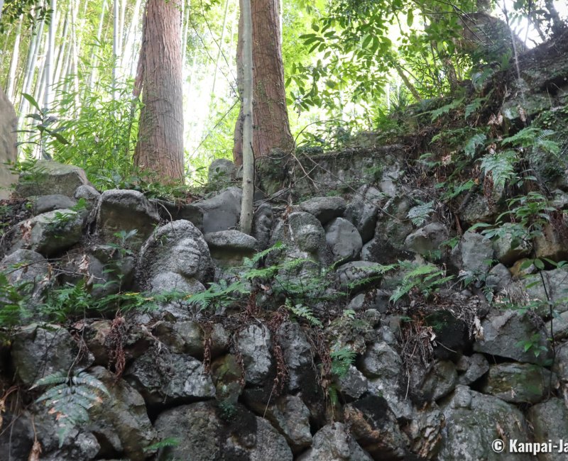 Choraku-ji (Kyoto), Waterfall and Buddhist statues carved in the stone 2
