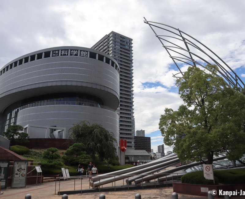 Osaka Science Museum, Outside view of the museum and of the National Museum of Art 2