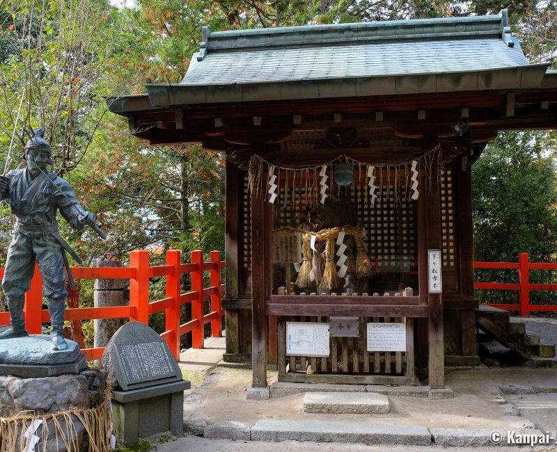 Shisen-do (Kyoto), Pavilion sheltering the Sagarimatsu Pine tree and statue of Miyamoto Musashi Shisen-do (Kyoto), Pavilion sheltering the Sagarimatsu Pine tree and statue of Miyamoto Musashi