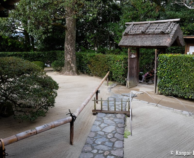 Shisen-do (Kyoto), View on the dry garden and the entrance gate Shisen-do (Kyoto), View on the dry garden and the entrance gate