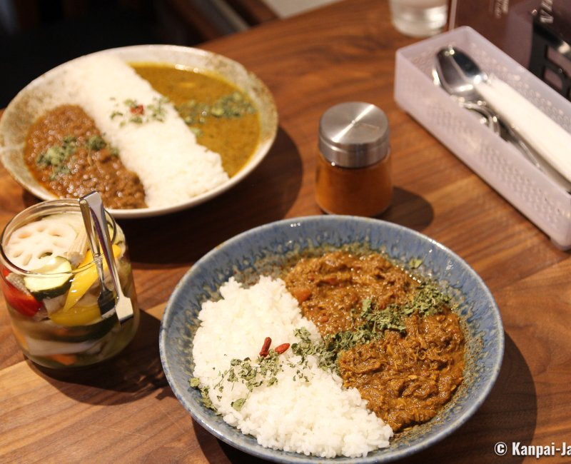 Spice Curry Shinkai (Toranomon, Tokyo), Curry plates and pickles jar