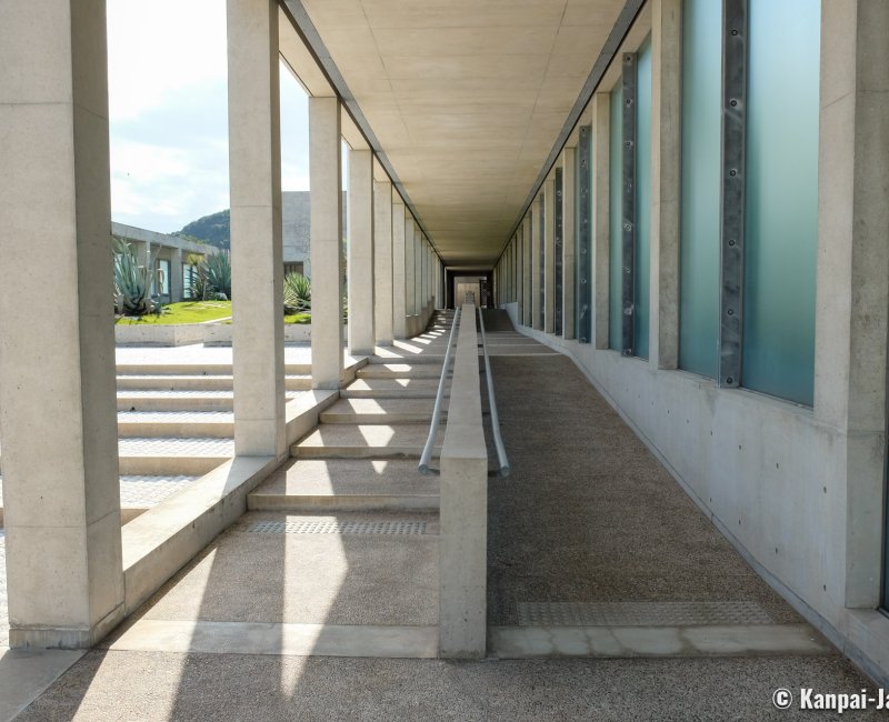 Awaji Yumebutai, Concrete stairway and ramp in the Seaside Gallery Awaji Yumebutai, Concrete stairway and ramp in the Seaside Gallery