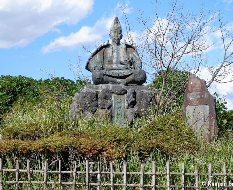 Daibutsu Hiking Trail (Kamakura), Statue of Minamoto no Yoritomo in Genjiyama Koen Daibutsu Hiking Trail (Kamakura), Statue of Minamoto no Yoritomo in Genjiyama Koen