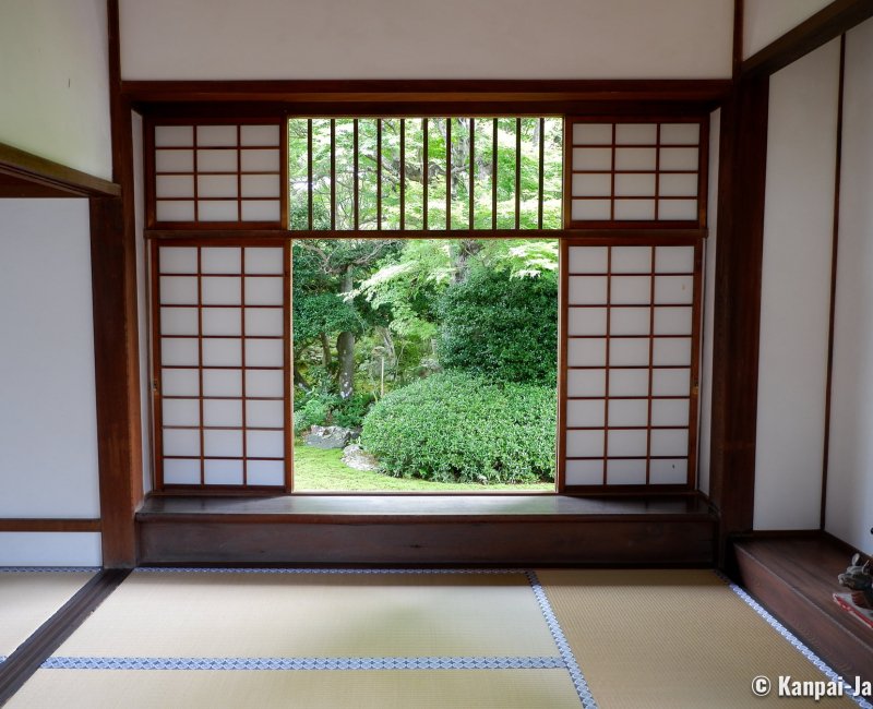 Genko-an (Kyoto), Squared window with a view on the green maple trees in summer