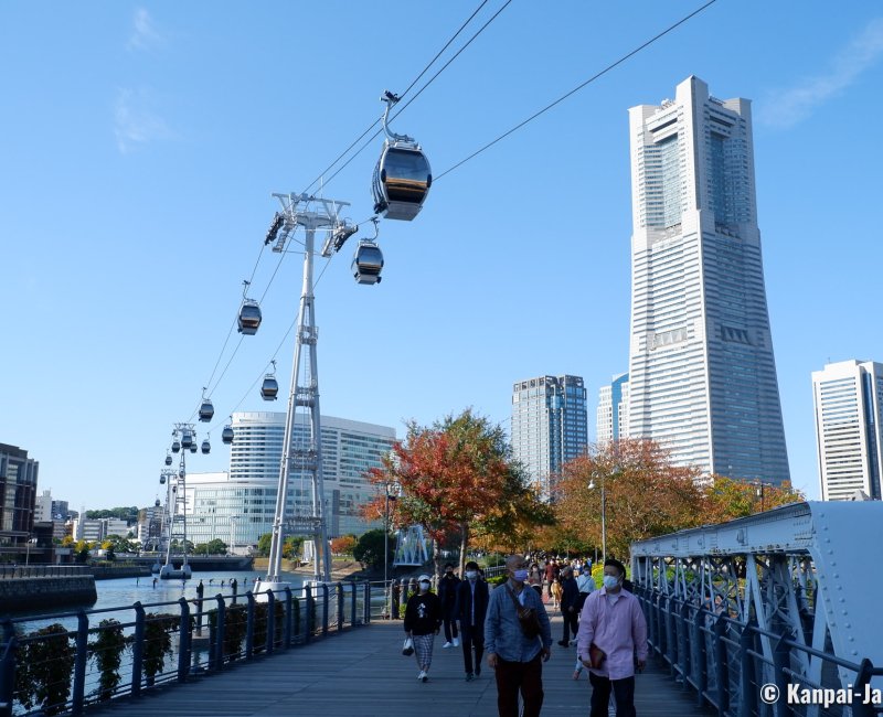 Yokohama Air Cabin, View on the cabins from Kisha-michi Walkway Yokohama Air Cabin, View on the cabins from Kisha-michi Walkway