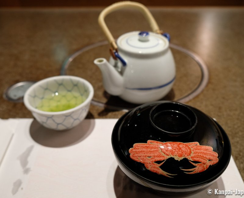 Kani Doraku Kyoto Honten (Kyoto), Green tea and tableware with crab pattern Kani Doraku Kyoto Honten (Kyoto), Green tea and tableware with crab pattern