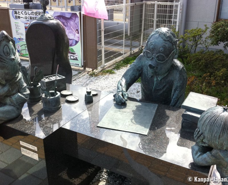 Sakaiminato (Tottori), Statue of Shigeru Mizuki as manga character at the station's exit Sakaiminato (Tottori), Statue of Shigeru Mizuki as manga character at the station's exit