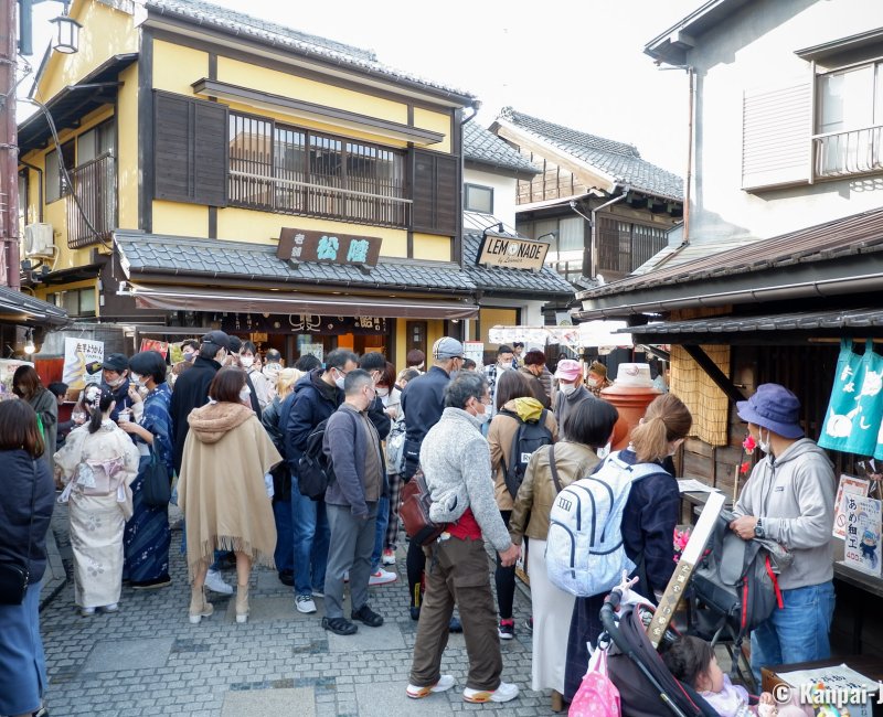 Kawagoe (Saitama), Crowded streets of the historical downtown on a weekend during the sakura season 2