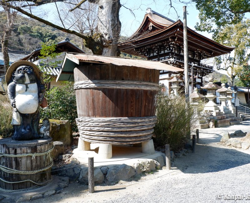 Matsunoo Taisha (Kyoto), Sake (Nihonshu) barrel and Tanuki statue Matsunoo Taisha (Kyoto), Sake (Nihonshu) barrel and Tanuki statue