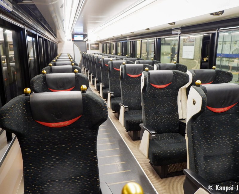 Yodoyabashi station (Osaka), Inside view of the Keihan train's Premium Car Yodoyabashi station (Osaka), Inside view of the Keihan train's Premium Car