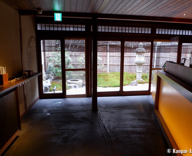 Starbucks Kyoto Ninenzaka Yasaka Chaya, Counter to collect the order at the ground floor