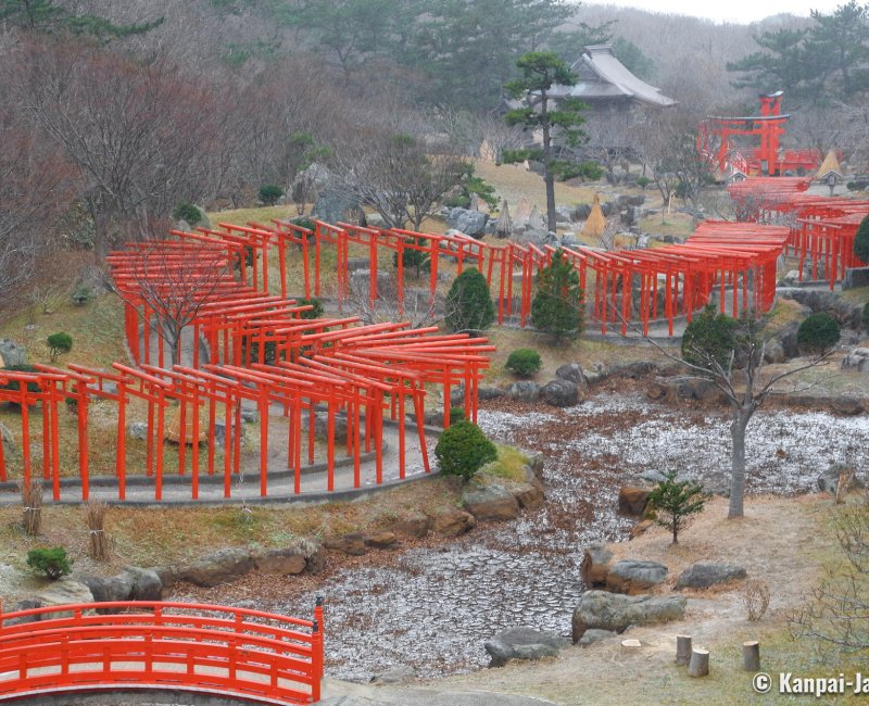 Takayama Inari-jinja (Aomori), Senbon-Torii tunnel and vegetation in winter