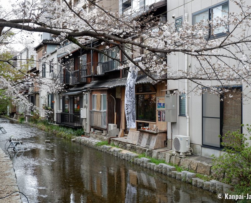 Kiyamachi-dori (Kyoto), View on the shops along the river