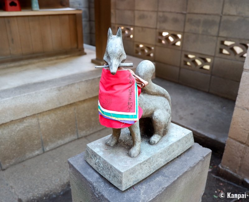 Oji (Tokyo), Kitsune fox statue at Oji Inari-jinja shrine Oji (Tokyo), Kitsune fox statue at Oji Inari-jinja shrine