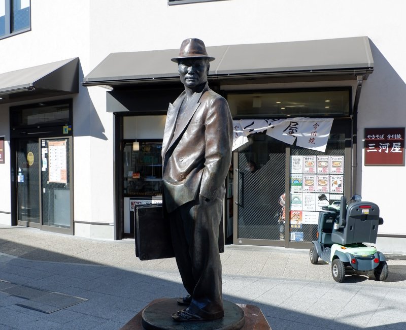 Shibamata (Katsushika, Tokyo), Tora-san statue at the station's exit Shibamata (Katsushika, Tokyo), Tora-san statue at the station's exit