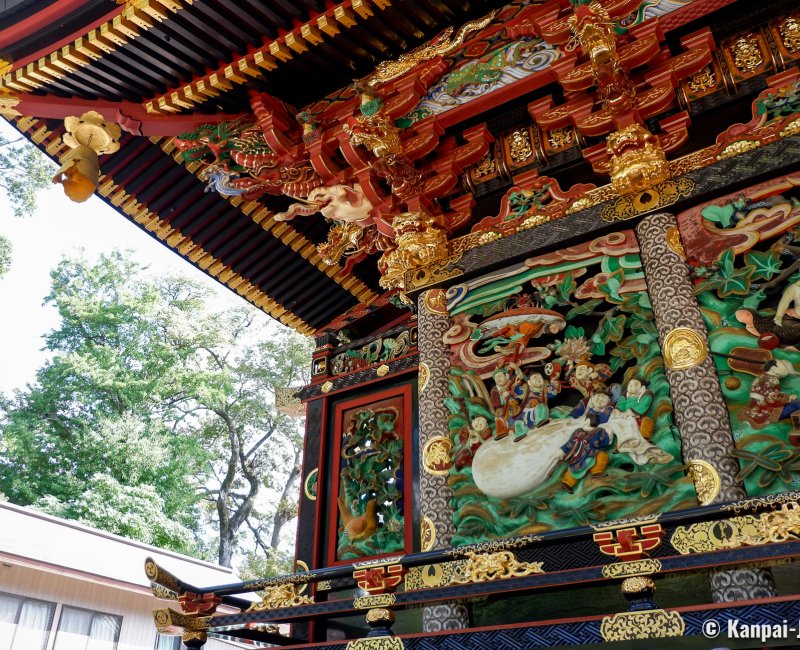 Menuma Shodenzan Kangi-in (Saitama), Painted carvings on the main hall's facade Menuma Shodenzan Kangi-in (Saitama), Painted carvings on the main hall's facade