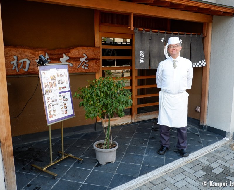 Hatsumi Zushi Honten (Fukui), Sushi master welcoming customers at his restaurant