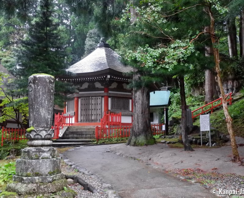 Oiwasan Nisseki-ji - Waterfall Meditation in Toyama