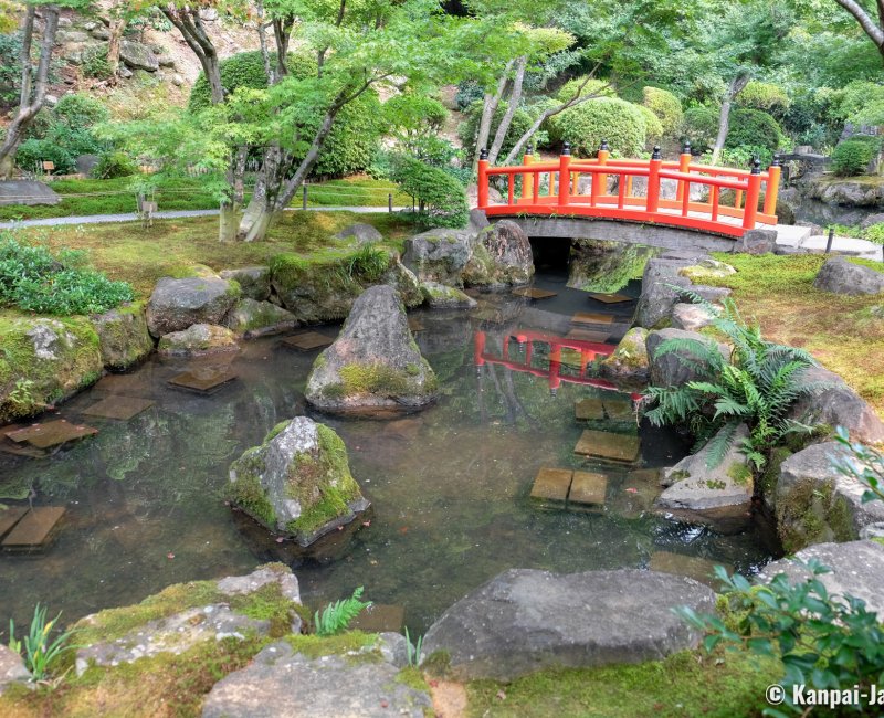 Yutoku Inari-jinja (Kashima, Saga), Red little bridge in the Japanese garden