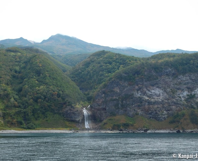 Shiretoko (Hokkaido), View on Kamuiwakka Falls and cloudy Mount Io from the cruise departing from Utoro Port