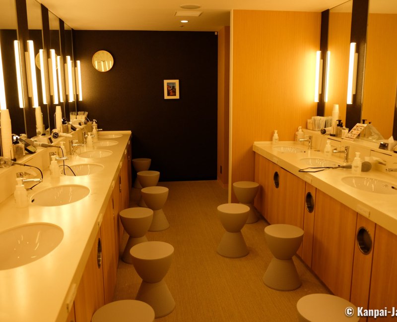 First Cabin Kansai Airport (Osaka), Sinks and mirrors in the shared bathroom