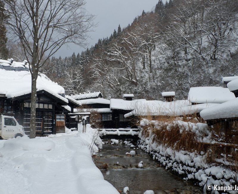 Tsuru-no-yu Onsen (Akita), Traditional buildings with hotel rooms and access to the baths 2