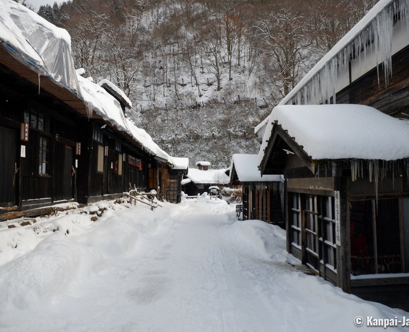 Tsuru-no-yu Onsen (Akita), Traditional buildings with hotel rooms and access to the baths