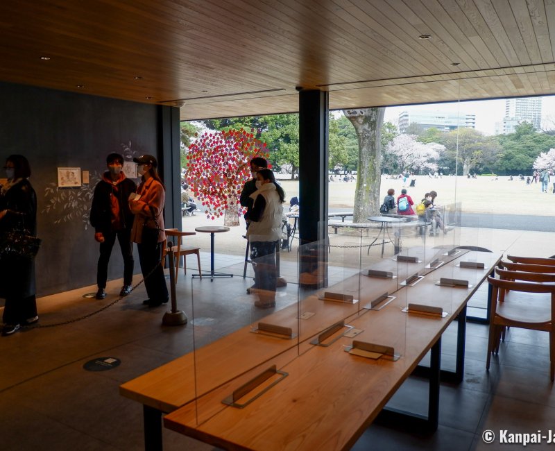Starbucks Shinjuku Gyoen (Tokyo), Inside view of the shop Starbucks Shinjuku Gyoen (Tokyo), Inside view of the shop